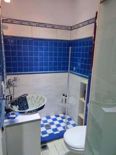 een badkamer met een wastafel en een toilet bij Super Stylish Studio II in Thessaloniki