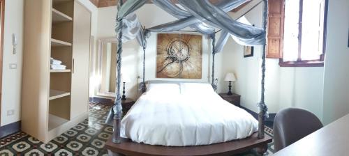 un dormitorio con una cama con dosel en Villa Bruna, en Poggibonsi