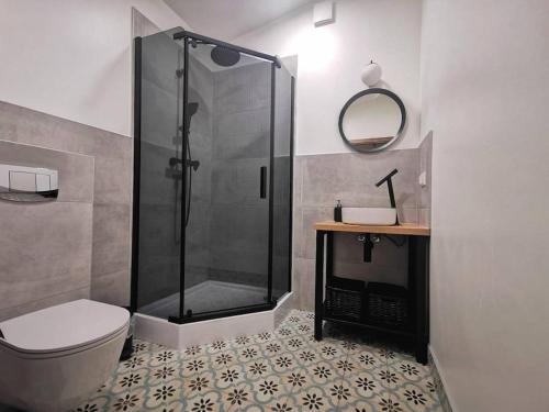 een badkamer met een douche, een toilet en een wastafel bij GaujaUpe 2 in Gauja