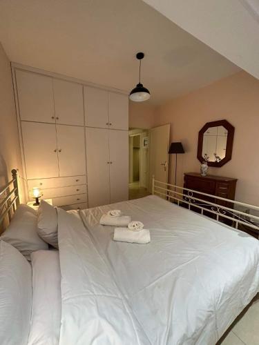 1 dormitorio con 1 cama blanca grande y toallas. en Forest Tzoumerka, 
