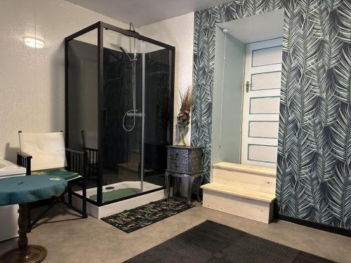 uma casa de banho com um chuveiro, uma mesa e uma cadeira em 53Bou em Uglas