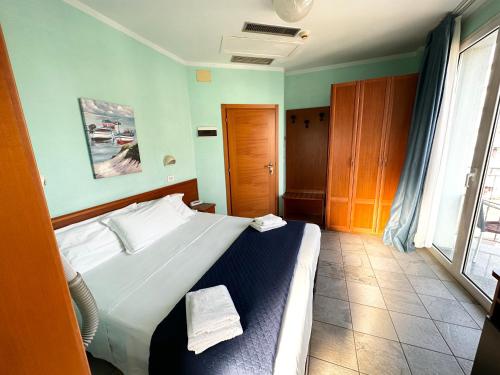 - une chambre avec un grand lit dans l'établissement Hotel Blue Moon, à Rimini