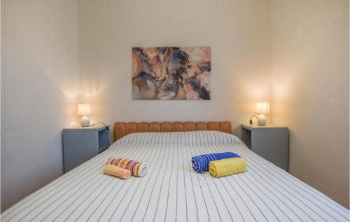 ein Schlafzimmer mit einem großen Bett mit zwei Kissen darauf in der Unterkunft 2 Bedroom Lovely Apartment In Follonica in Follonica
