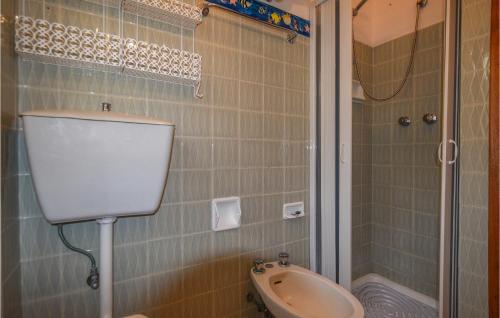 ein Bad mit einem WC, einem Waschbecken und einer Dusche in der Unterkunft 2 Bedroom Lovely Apartment In Follonica in Follonica
