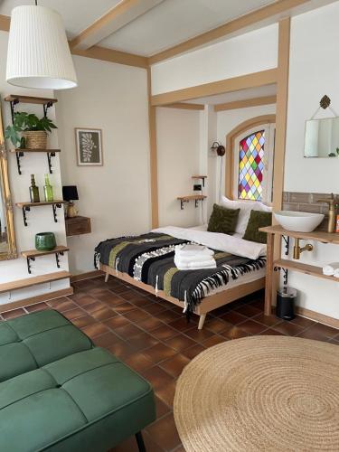 ein Schlafzimmer mit einem Bett und einem Waschbecken darin in der Unterkunft Toast by night in Haarlem