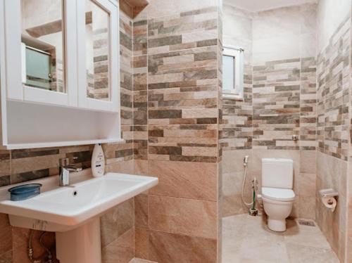 uma casa de banho com um lavatório e um WC em Luxury private villa with pool em Hurghada