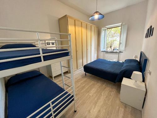 カスティリョンチェッロにあるVillino La Fresiaの二段ベッド2台、窓が備わる小さな客室です。