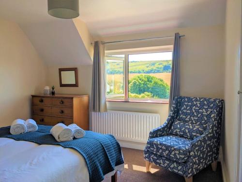 מיטה או מיטות בחדר ב-3 Bed Holiday home close to idyllic Lulworth Cove