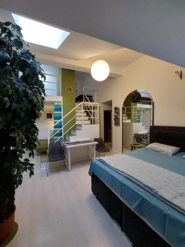 尼什的住宿－Sweet Apartments and Rooms，一间卧室设有一张床,楼梯位于卧室内