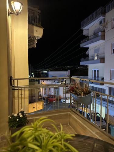 uma varanda com vista nocturna para um edifício em Evenos em Kavala