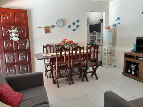 薩誇雷馬的住宿－Casa de temporada Lar Doce Mar de Itauna，厨房以及带桌椅的用餐室。