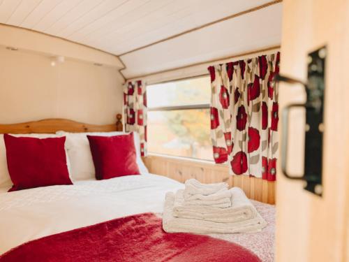 Postel nebo postele na pokoji v ubytování Holiday Farm Bus