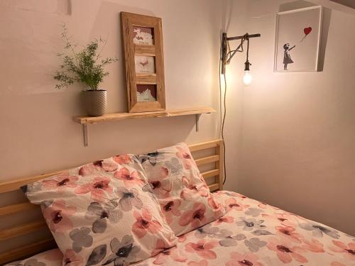 1 dormitorio con cama con almohada y estante en Cosy Provençal, en Belgentier