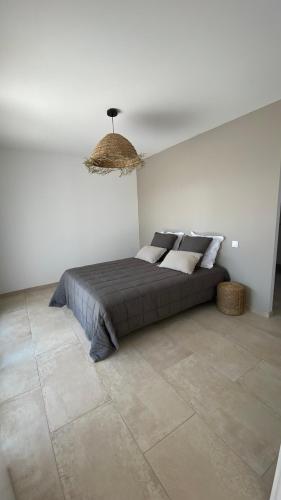 - une chambre avec un lit et un panier au plafond dans l'établissement Villa Palma, à Lignan-sur-Orb