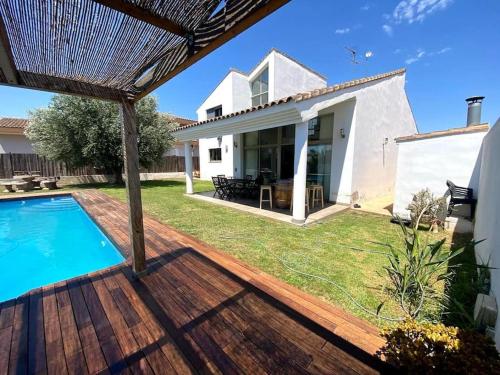 einen Hinterhof mit einem Pool und einem Haus in der Unterkunft Villa with private Pool & Garden in Riba-roja de Túria