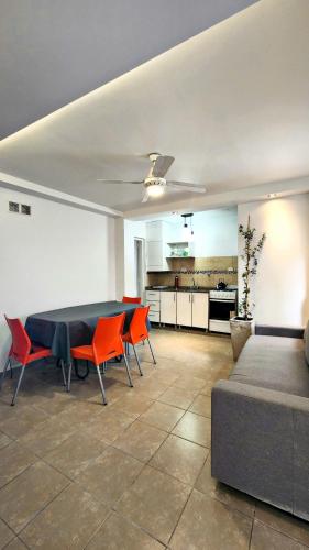 ラ・リオハにあるCOMPLEJO AVIVのリビングルーム(テーブル、椅子付)、キッチン