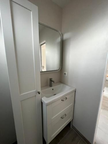 ein Bad mit einem Waschbecken und einem Spiegel in der Unterkunft Mon Rêve in Breil-sur-Roya