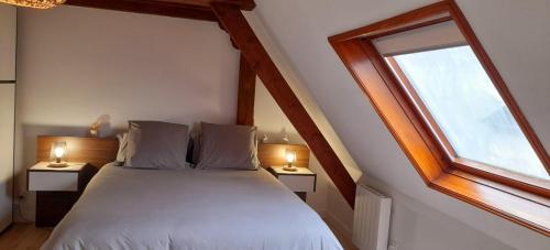 une chambre avec un lit et une fenêtre dans l'établissement Villé centre - Gîte Le Villois - Au coeur de l'Alsace, à Villé