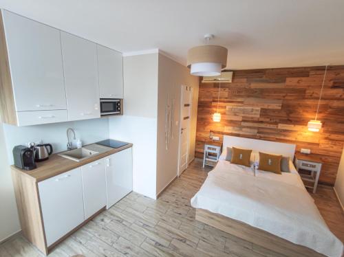 Habitación pequeña con cama y cocina en Konik Morski en Jastarnia