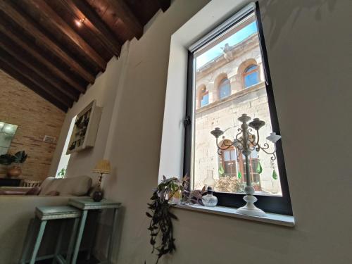 ventana con vistas a un edificio en CASA RURAL ALEGRE, en La Fresneda