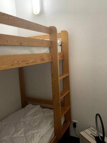 - deux lits superposés dans une chambre dans l'établissement Le Chic, à Lourdes