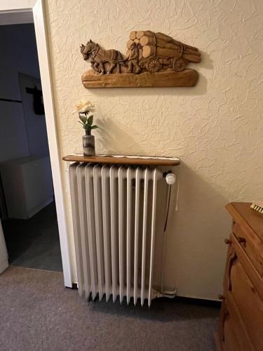 a radiator with two cats on the wall at Ferienhaus Hanna in Emden