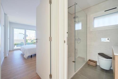 Ένα μπάνιο στο Aroeira Villa w/ Pool near Beach, By TimeCooler