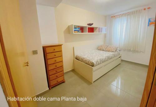 A bed or beds in a room at Bungalow soleado a 100 metros de La Playa
