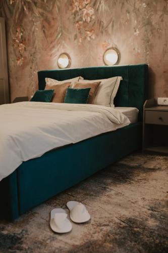 - une chambre avec un lit et 2 chaussons à l'étage dans l'établissement No.8 Studio, à Sibiu