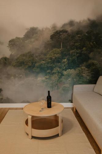 une table avec une bouteille de vin et un verre de vin dans l'établissement No.8 Studio, à Sibiu