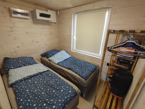Postel nebo postele na pokoji v ubytování Domki nad Jeziorem Sunia