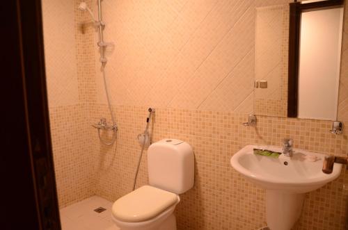 a bathroom with a toilet and a sink at Artal Taiba Hotel in Medina