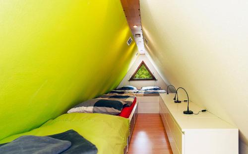fila de camas en una habitación pequeña con ventana en Ferienhaus Katharina en Malschwitz