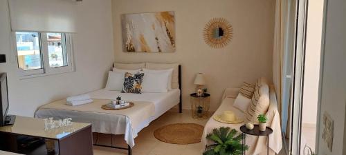 una piccola camera con due letti e un tavolo di Perfect View Luxury Apartment a Ierápetra