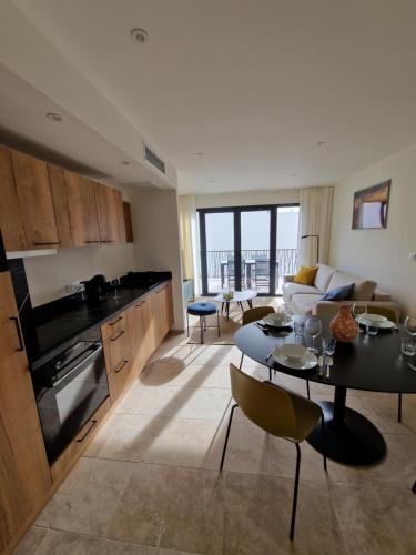 Les Papillos du Ventoux - Le Petit Sylvain - één slaapkamer met terras