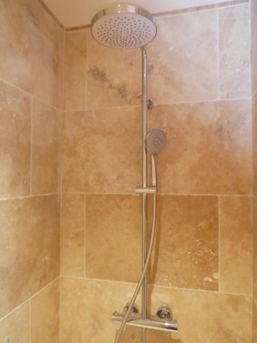 een douche met een douchekop in de badkamer bij Les Papillos du Ventoux - Le Petit Sylvain - één slaapkamer met terras in Malaucène