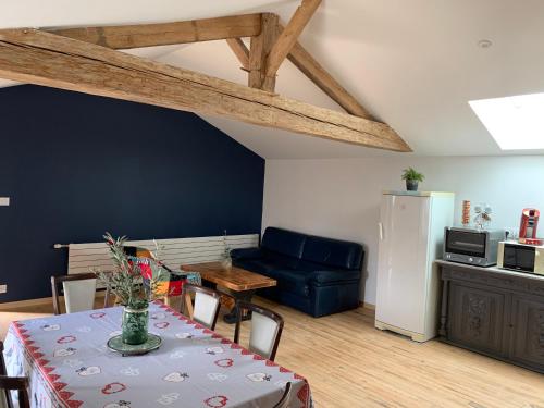 un salon avec une table et un canapé dans l'établissement Appartement Cosy La Maison de Jean, à Oiron