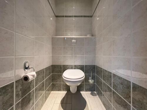 La salle de bains est pourvue de toilettes et d'un lavabo. dans l'établissement Sassor Village, à Theux