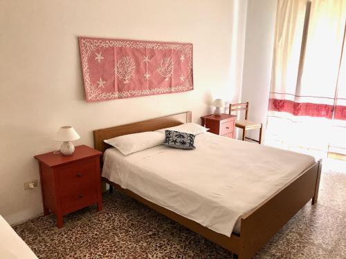 um quarto com uma cama e uma mesa com uma almofada em Casa in centro a due passi dal mare em Santa Teresa Gallura
