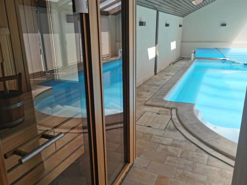 - une piscine à l'intérieur d'un bâtiment dans l'établissement Gîtes Le P'tit Paradis du Ried, à Sundhouse