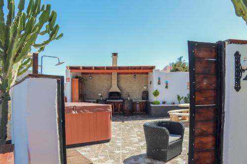 eine Küche und ein Wohnzimmer mit einer Terrasse mit einem Herd in der Unterkunft LA CAÑADA in Tiscamanita