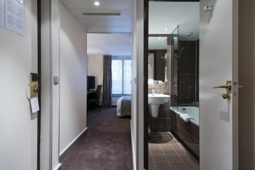 Ett badrum på Hotel Choiseul Opera