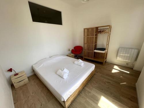 une chambre avec un lit avec deux serviettes dessus dans l'établissement Charmant appart / 4 pers / 2 ch / Noailles coeur Marseille, à Marseille
