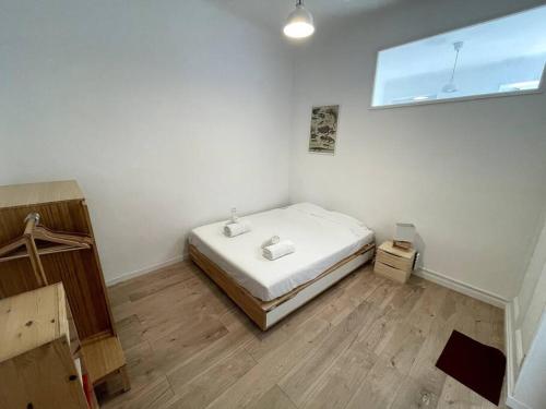 une petite chambre avec un lit et une fenêtre dans l'établissement Charmant appart / 4 pers / 2 ch / Noailles coeur Marseille, à Marseille