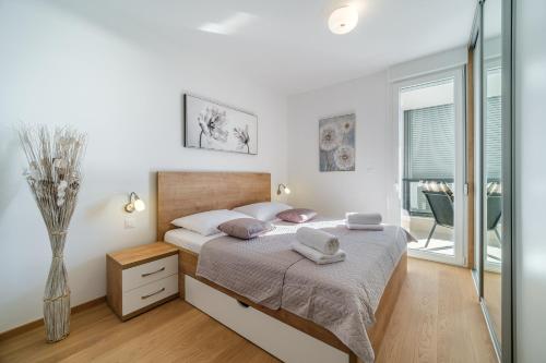 ein Schlafzimmer mit einem Bett mit zwei Kissen darauf in der Unterkunft Golden view 7 in Split