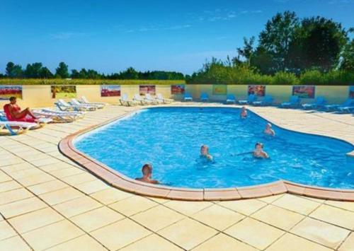 un groupe de personnes dans une piscine dans l'établissement Mobile home, à Boofzheim