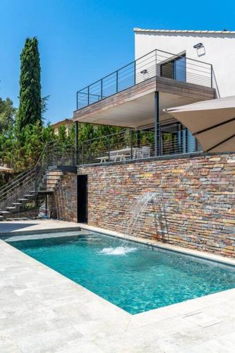 une maison avec piscine devant un immeuble dans l'établissement Villa Bella Vista - Contemporary villa with pool and dominant views, à Saint-Gély-du-Fesc