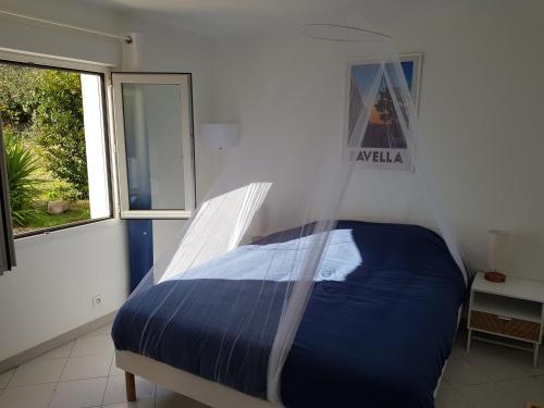 une chambre avec un lit avec moustiquaire dans l'établissement PALMA Piscine chauffée Grand jardin avec piscine à 1 km de la mer, à Solaro