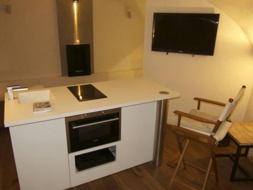 una cucina con bancone, lavandino e forno a microonde di Le Studio 04 Ramatuelle Vieux Village a Ramatuelle