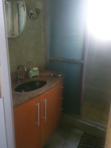 bagno con lavandino e doccia di Hospedagem em Delcastilho a Rio de Janeiro